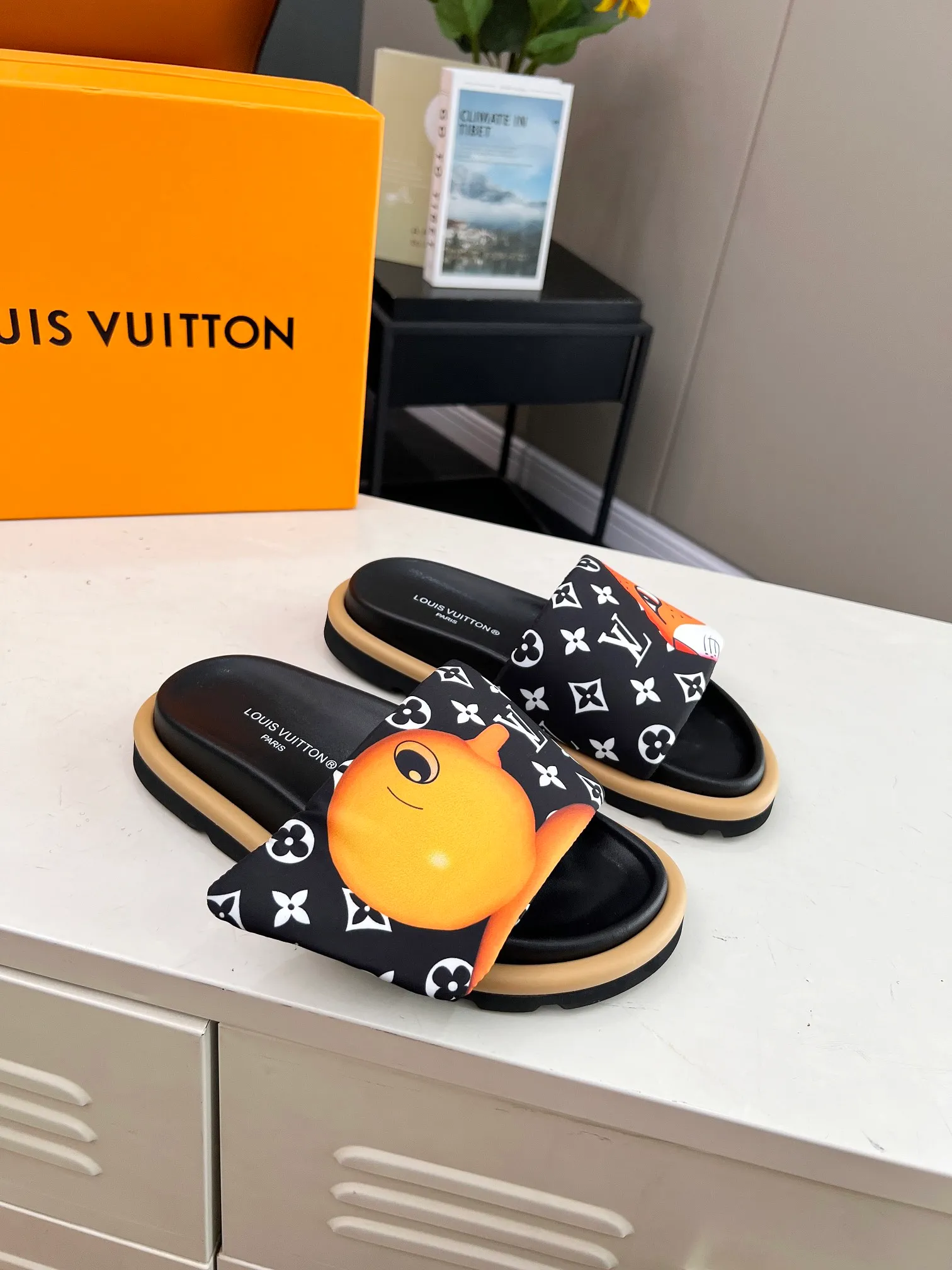 👟👟Ex-factory price 360👟👟 lv donkey brand l home 2024 hot style embossed logo embossed sandals This ol low comfort flat sandals are made of technical fabrics and use high-frequency embossing technology to reinterpret the monogram pattern. Soft padded upper with adjustable Velcro, comfortable and tough insole adds harmonious color ▪️Fabric: Original customized technical fabric ▪️Lining: soft sheepskin lining ▪️Sole: Original open-molded rubber foam outsole Color: .yellow.black▪️